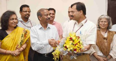 The outgoing Secretary, Ministry of Information and Broadcasting, Shri N.K. Sinha welcomes the new Secretary, Ministry of Information and Broadcasting, Shri Amit Khare, in New Delhi on May 31, 2018.