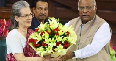 Congress leader Sonia Gandhi with Congress president Mallikarjun Kharge on June 8, 2024. Photo: Congress