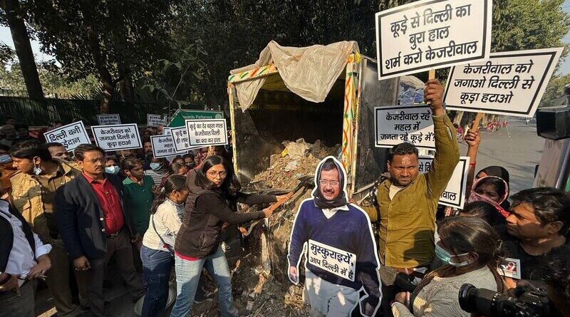 A group of women - led by a Member of Parliament (MP) Swati Maliwal in Delhi - dumping garbage outside the residence of Aam Aadmi Party (AAP) leader and former Delhi chief minister (CM) Arvind Kejriwal on January 30, 2025. Photo: Swati Maliwal / Twitter