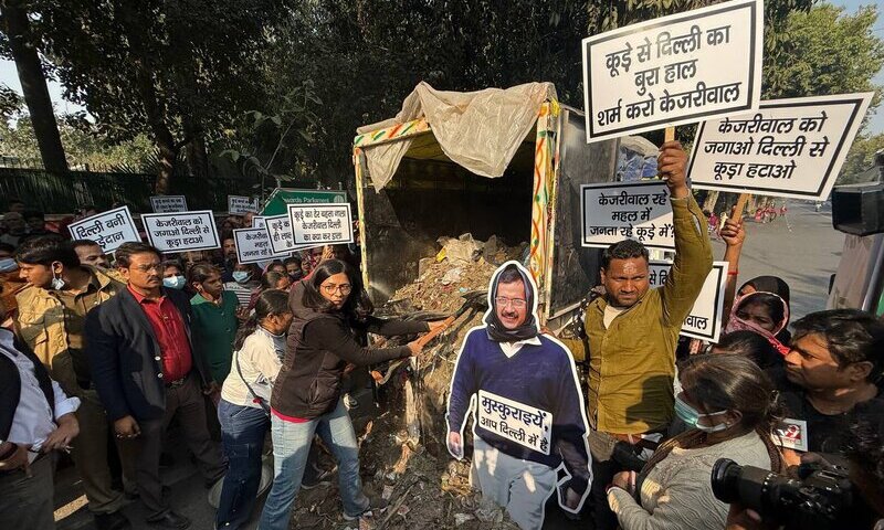 A group of women - led by a Member of Parliament (MP) Swati Maliwal in Delhi - dumping garbage outside the residence of Aam Aadmi Party (AAP) leader and former Delhi chief minister (CM) Arvind Kejriwal on January 30, 2025. Photo: Swati Maliwal / Twitter